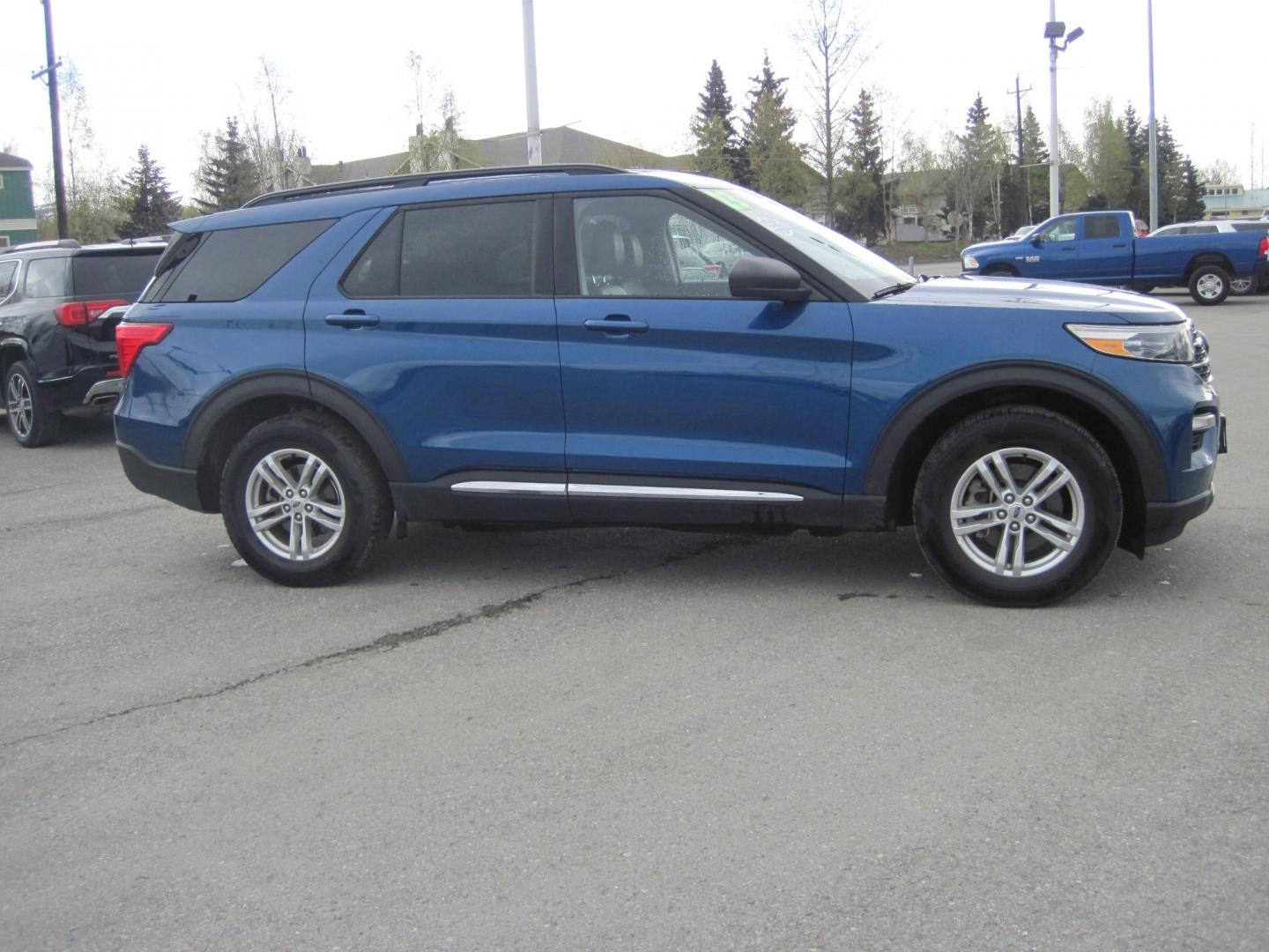 2023 blue /gray Ford Explorer XLT AWD (1FMSK8DH6PG) with an 2.3L L4 DOHC 16V engine, 10A transmission, located at 9530 Old Seward Highway, Anchorage, AK, 99515, (907) 349-3343, 61.134140, -149.865570 - Come take a test drive - Photo#2